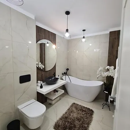 Luxury 2 Bedroom *