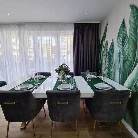 Luxury 2 Bedroom *