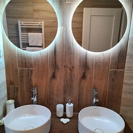 Luxury 2 Bedroom *