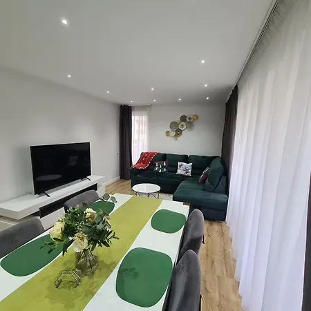 Luxury 2 Bedroom *