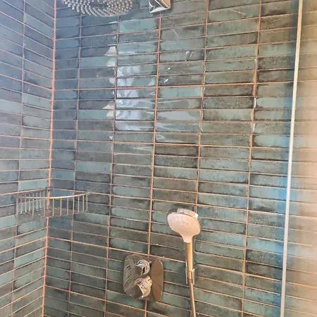Luxury 2 Bedroom Apartment *